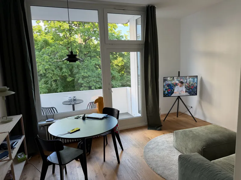 Modern Fully Furnished 2-Bedroom Apartment with Parking — photo 1